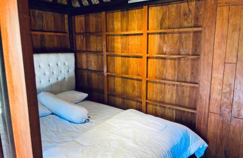 Kecamatan Montong Gading Hotel | Arina's Cabin