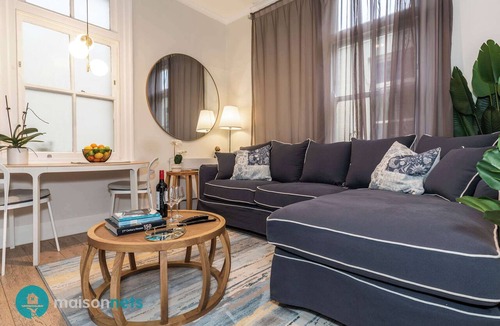 Kings Cross Apartment | Art Deco 2BR Retreat in the Heart of Potts Point