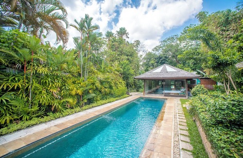 Batubelig Villa | Artist Garden house/home in Batubelig, by the beach, quiet secured high end area