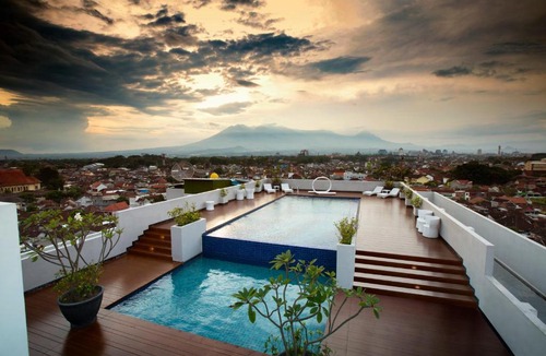 Klojen Hotel | Ascent Hotel & Cafe Malang