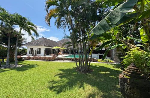 Kalisada Villa | Beautiful Beach Villa Nujum with staff.