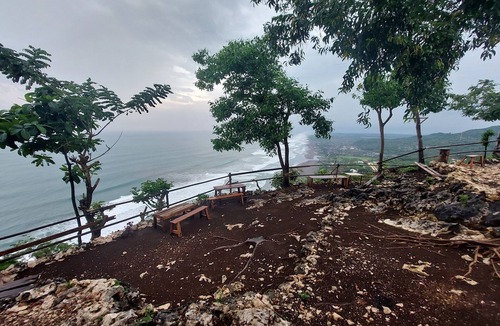 Gunung Kidul Bed & Breakfast | Bukit Shoka Top View Camp