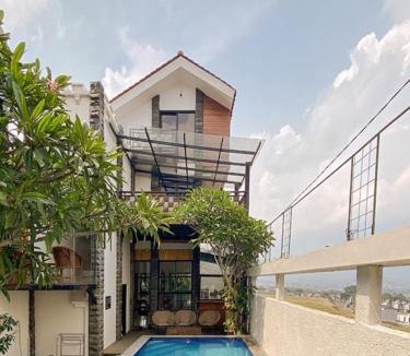 Oro Oro Ombo Villa | Carani Grand Villa Batu by Calli Rooms