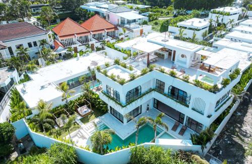 Tumbak Bayuh Villa | Casa Petak 11 - Luxury Haven with Jacuzzi, Rooftop & Tropical Vibes in Pererenan