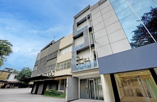 Central Jakarta House | Cozy Double Escape W/Free WiFi and Parking
