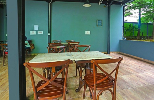 East Jakarta House | Cozy Double Escape W/Free WiFi and Parking