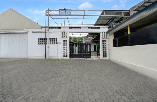 East Jakarta House | Cozy Double Escape W/Free WiFi and Parking