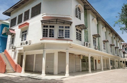 Batam House | Cozy Double Escape W/Free WiFi and Parking