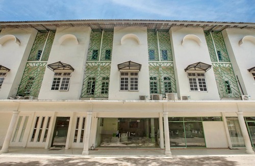 Batam House | Cozy Double Escape W/Free WiFi and Parking