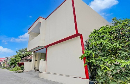 Surakarta House | Cozy Double Escape W/Free WiFi and Parking