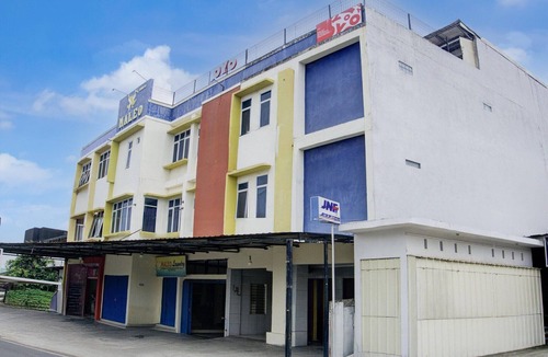 Palembang House | Cozy Double Escape W/Free WiFi and Parking