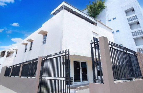 Palembang House | Cozy Twin Escape with Free WiFi and Parking