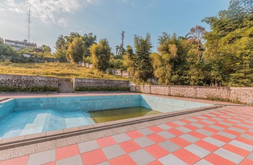 Megamendung House | Cozy Twin Escape with Free WiFi and Parking