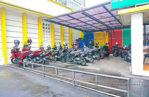 East Jakarta House | Cozy Twin Escape with Free WiFi and Parking