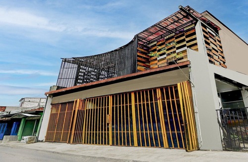Surabaya House | Cozy Twin Escape with Free WiFi and Parking