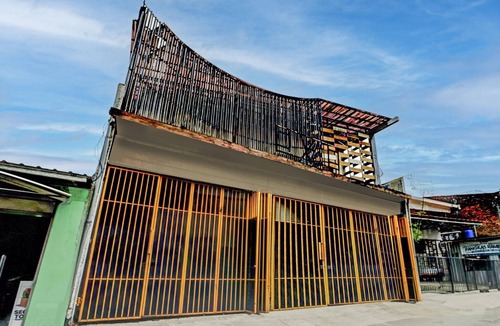 Surabaya House | Cozy Twin Escape with Free WiFi and Parking