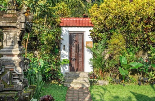 Melayang Villa | Cozy Ubud's 2BR Escape with Huge Pool & Patio