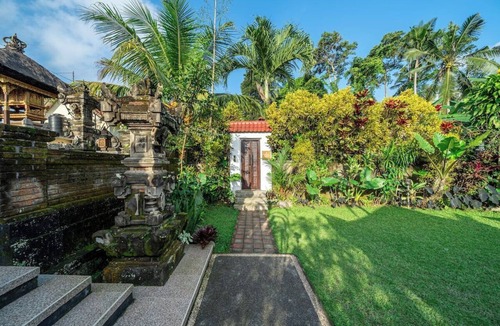 Melayang Villa | Cozy Ubud's 2BR Escape with Huge Pool & Patio