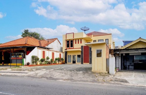 Bandar Lampung House | Deluxe Retreat Near Pahoman Stadium