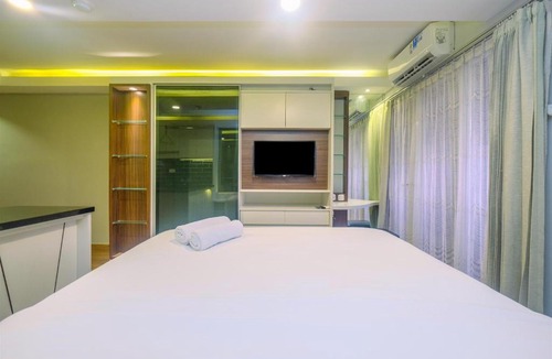 Old Jakarta Apartment | Elegant and Comfy Studio Amethyst Apartment By Travelio
