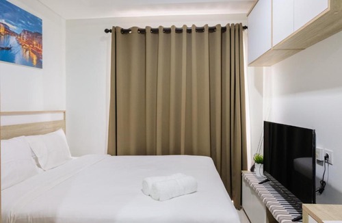 Pinang Apartment | Elegant Studio Apartment at Springwood Residence By Travelio