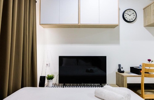 Pinang Apartment | Elegant Studio Apartment at Springwood Residence By Travelio