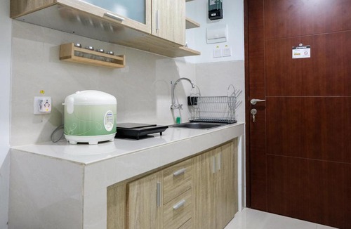 Pinang Apartment | Elegant Studio Apartment at Springwood Residence By Travelio