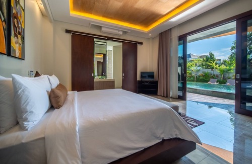 Taman Griya Villa | Estate 6BR Pool Villa in Jimbaran | 10 Min to Beach & Airport | Sleeps 12