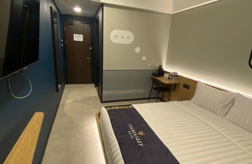 Rawamangun Hotel | FIERIS IZZY HOTEL