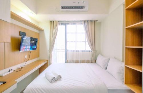 Pondokcina Apartment | Good Choice and Strategic 2BR without Living Room Evenciio Apartment By Travelio