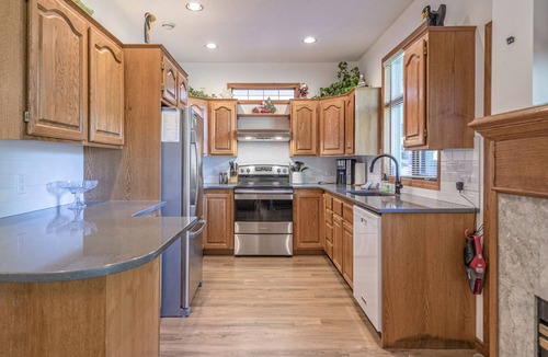 Silver Star Mountain Apartment | Great Location close to village and pond - Semi-Private Hot Tub - Pet Friendly