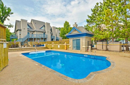 Craigleith Condo | Ground Level Studio with Pool, Hot Tub, Tennis!