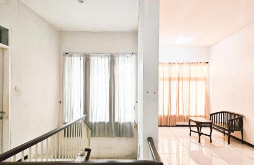Surabaya Hotel | Hasana Guest House Syariah near Royal Plaza RedPartner