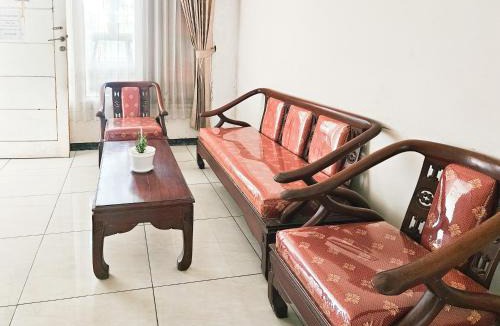 Surabaya Hotel | Hasana Guest House Syariah near Royal Plaza RedPartner