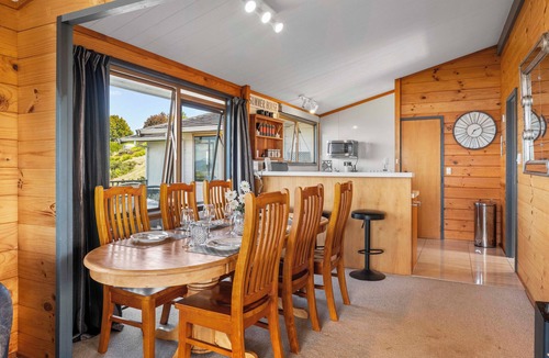 Acacia Bay Cottage | Heights Haven - Acacia Bay Holiday Home