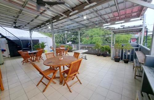 Tanjung Priok Hostel | Hotel Dinar Family