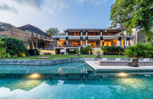 Cemagi Villa | Infinity Pool | Five Bedrooms | Beachfront Stay