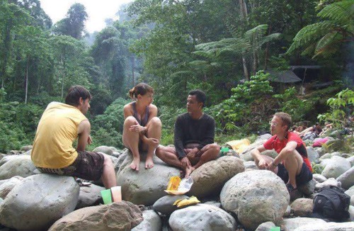 Bukit Lawang House | Jungle Edie Budget Hostel Air-Conditioned & Hot Shower "Book your jungle trekking tour with us"