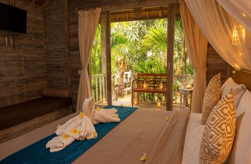 Mushroom Bay Hotel | Kama Nusa