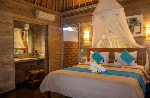 Mushroom Bay Hotel | Kama Nusa