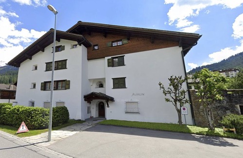 Klosters-Serneus Apartment | Klosters Chalet. A classic & cosy centrally located apartment in sunny Klosters
