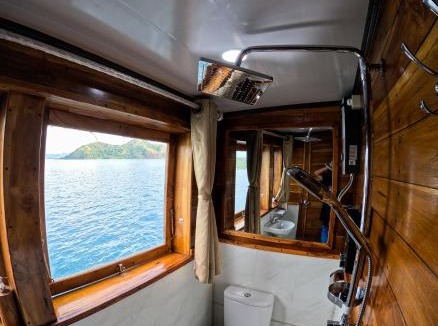 Labuan Bajo Boat Rental | Komodo Cruise 3D2N with Emocean Tour - Monday & Friday Departures