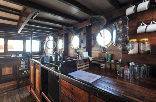 Labuan Bajo Boat Rental | Komodo Pirate Boat - Phinisi Liveaboard