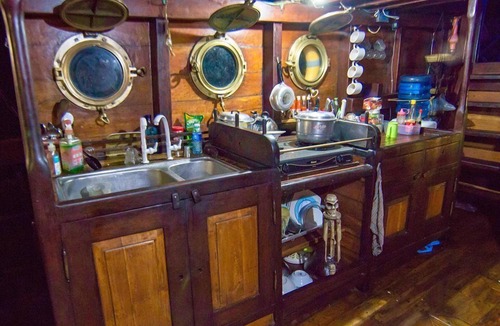 Labuan Bajo Boat Rental | Komodo Pirate Boat - Phinisi Liveaboard