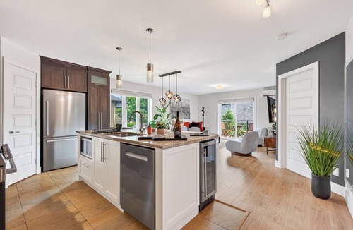 Pointe-de-Sainte-Foy Condo | L'Écrin: Contemporary elegance and cozy comfort in the heart of the city.