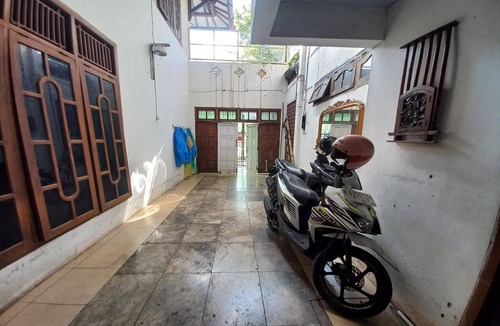 Surakarta House | La Tansa Standard Twin Near UNS