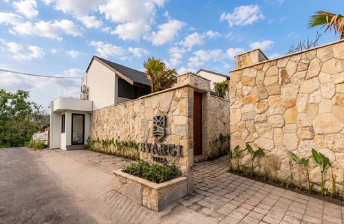Uluwatu House | Lovely 1-bedroom building with AC in charming Uluwatu Villa Svargi 5