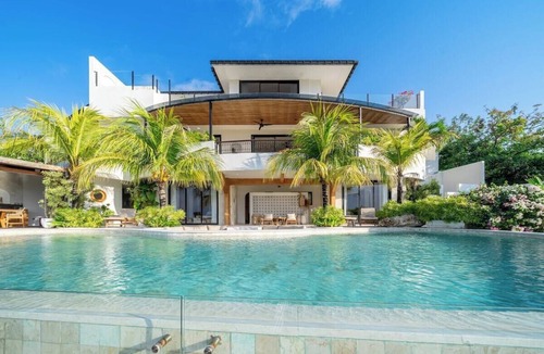 Uluwatu Villa | Luxe 4BR Villa w Rooftop, Cinema, Ocean View