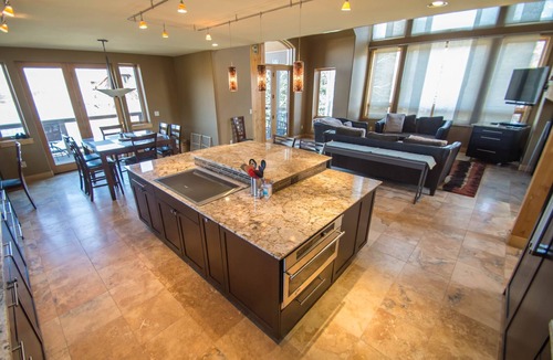 Silverthorne House | LUXURY 4 King Suites-Silverthorne-Private Hot Tub-Game Room-7 ski areas