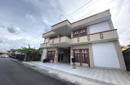 Palangkaraya House | Luxury Deluxe DBL Escape W/Free WiFi and Parking